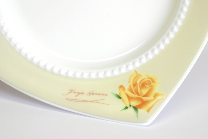 黄色の薔薇のケーキ皿。イエローローズ、薔薇のカップ、プレート