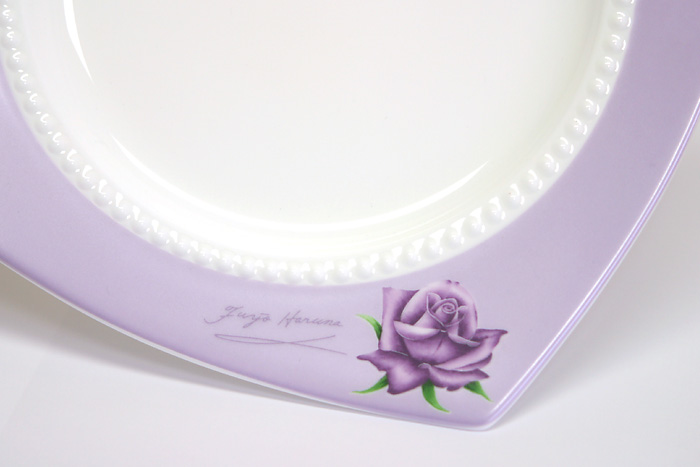 紫の薔薇のケーキ皿。パープルローズ、薔薇のカップ、プレート