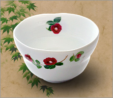 椿の絵柄が素敵な鉢。食卓で役立つ食器です。料亭の器